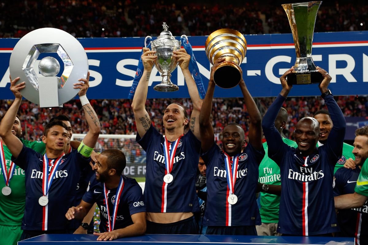 Самые богатые футбольные. Чемпионат Франции по футболу трофей. Самая богатая футбольная команда в мире.