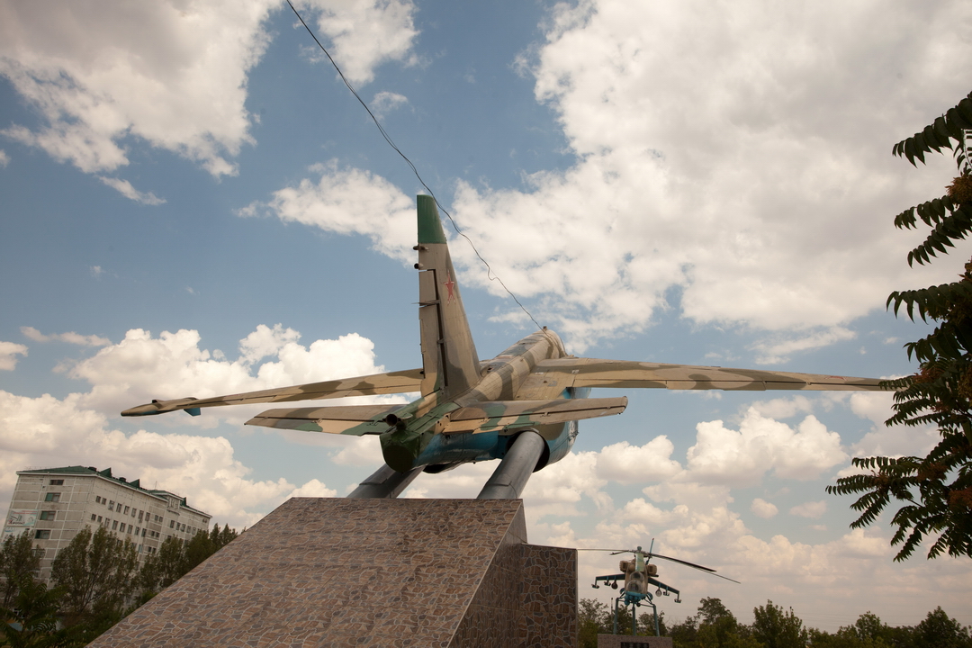 Г буденновский. Буденновск самолет памятник. Город Буденновск Ставропольский край. Ставропольский край город Буденовск памятники.