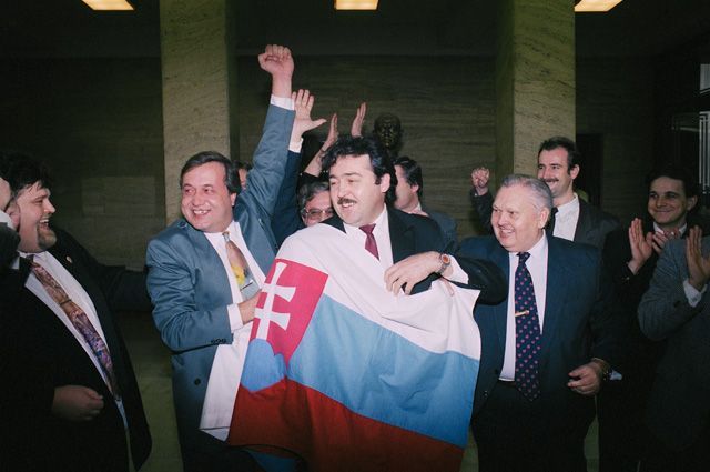 1 июня выборы. Распад Чехословакии 1992 Словакия. Разделение Чехословакии 1993. Распад Чехословакии 1993. Распад Чехословакии на Чехию и Словакию 1993 год.